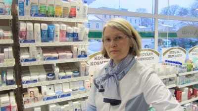 Apotekare Birgitta Måsabacka i Ekenäs första apotek.
