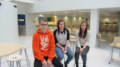 Levi Backholm, Matilda West och Melinda Vuorenmaa går i Borgaregatans skola