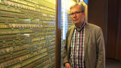 Erkki Salminen i myntkabinettet vid Österbottens museum.