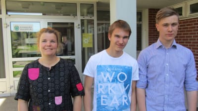 fr.v läraren mia skog, eleverna oliver olin och viktor lindroos i åk 9