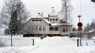 Bild av Västerby skola i vinterskrud.