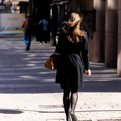 En kvinna går på Alexandersgatan. 