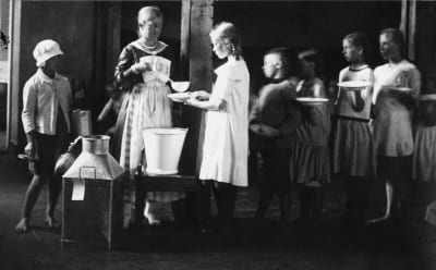 Ruoanjakelu kansakoulussa (1919).