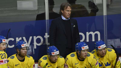 Johan Garpenlöv och svenska spelare blickar tomt mot planen.