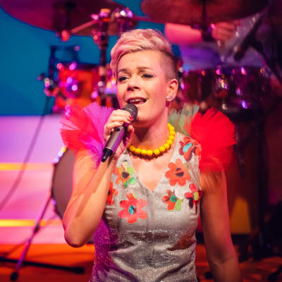 Daniela Fogelholm är en frilansande mångsysslare. På bilden ses hon sjunga på Svenska Teaterns scen.