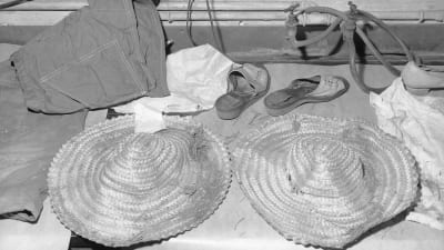 Två panamahattar och kläder som tillhört mordoffren Riitta Pakkanen och Eine Nyyssönen 
