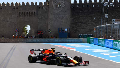 Max Verstappen rattar sin Red Bull i Baku 2021.