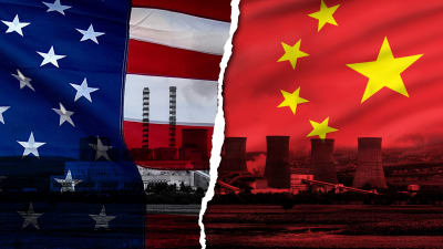 Kollage med USA:s och Kinas flaggor och fabrikspipor med utsläpp.