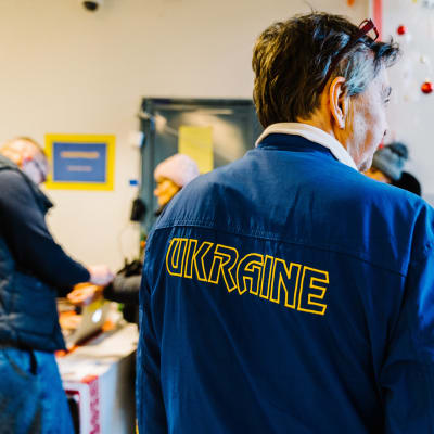 Ukrainalaispakolaisia jonottamassa ruoka-apua.