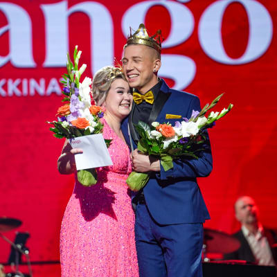 Vuoden 2023 tangokuninkaalliset Charlotta Saari ja Pasi Flodström.