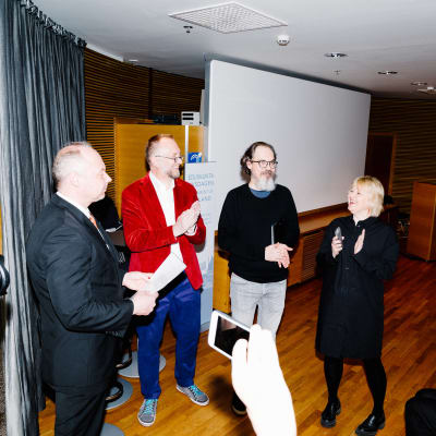 Ambrosius Wollsten, Markus Himanen ja Sanna Valtonen luovuttavat kansalaisaloitteen eduskunnalle.