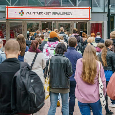Sökande går till urvalsproven vid huvudentrén till Messukeskus i Helsingfors.