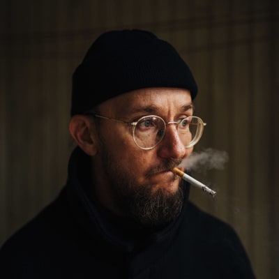 Samuli Putro tupakoi.