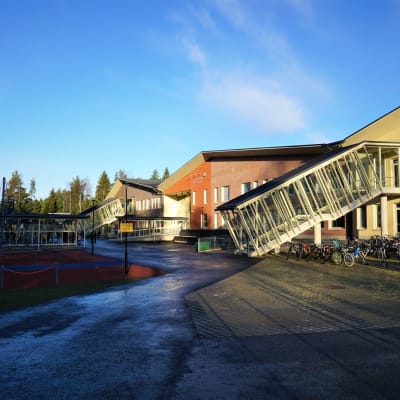 Framsidan av en skolbyggnad.