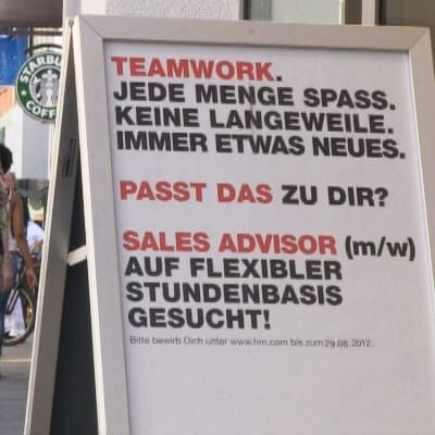 En skylt på en tysk gata som gör reklam för jobb.