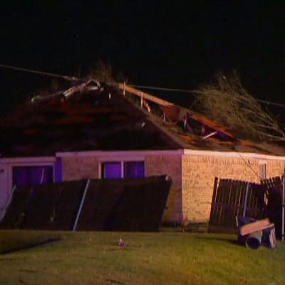 Tornado tuhosi asuinrakennuksia Rowlettissa, Texasissa, 26. joulukuuta.