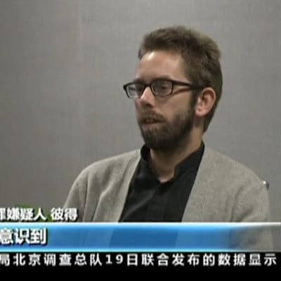 Kuvankaappaus Kiinan television lähettämästä videosta, jossa Peter Dahlin sanoi rikkoneensa lakia.