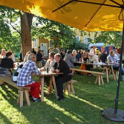 Rauman elokuvajuhlan avajaiset vuonna 2011. Ihmisiä istumassa pöytien ääressä ulkona.