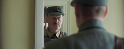 Fleischer tittar sig i spegeln just innan han skall begå självmord.