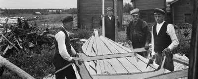 En liten båt byggs på 1930-talet