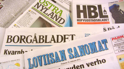 KSF Medias olika tidningar utspridda på en yta.