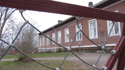 En brun skola i trä som är Bromarv skola.