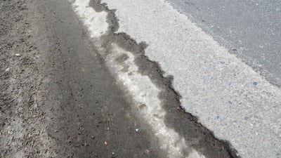 Spricka i asfalten på Bjurbölevägen