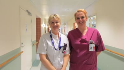 Avdelningsskötare Mia Karlsson och närvårdare Kati Laine vid avdelning 3 på Näse sjukhus i Borgå