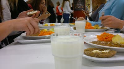 Överlopps mat från Luostarivuoris skola i Åbo ges vidare