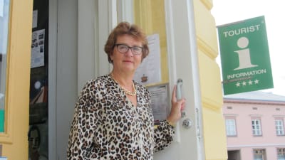 Ledande turistsekreterare Viveca Blomberg i dörren till turistbyrån i Ekenäs