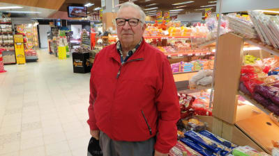 Bengt Dahlqvist kollar livsmedelspriser i Borgå Citymarket