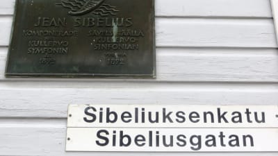 Minnesplakett över Jean Sibelius på Sibeliushuset i Lovisa