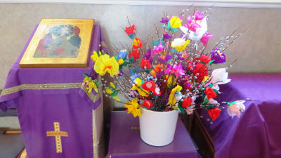 Blomsterprytt ris i Borgå ortodoxa kyrka inför palmsöndagen.