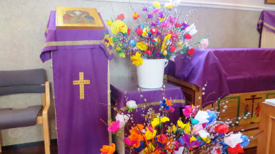 Blomsterprytt ris i Borgå ortodoxa kyrka inför palmsöndagen.