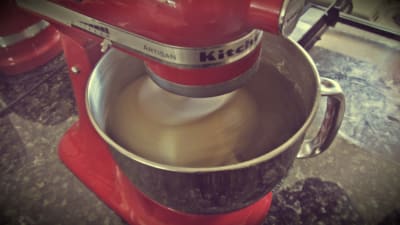 Bröddeg i mixer.