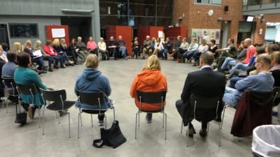 Ett fyrtiotal personer diskuterade kring det nya stödboendet i Sibbo, Västerskog.