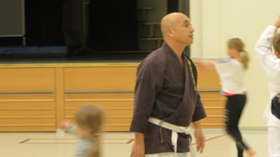 Yuji Matsuoi lär ut karate för hela familjen i Sibbo