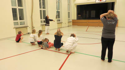 Yuji Matsuoi lär ut karate för hela familjen i Sibbo