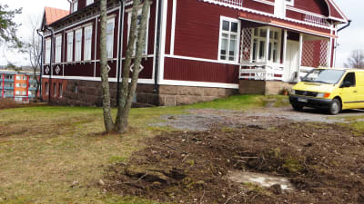 Grunden för Alva Forsius minnesstaty är redan klar framför Borgå vandrarhem