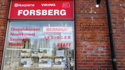 Skyltfönstret till Ritva Forsbergs symaskinsaffär vid Ågatan 35 i Borgå
