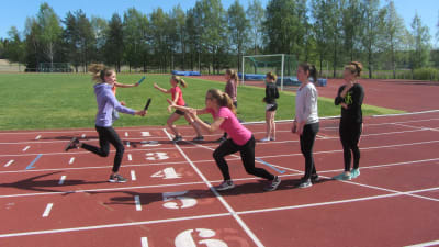 Kungsvägens skola i Sibbo tränar inför stafettkarnevalen 2016
