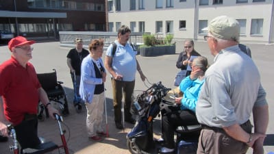 Handikapprådet i Sibbo testar tillgängligheten för handikappade i Nickby centrum