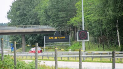 Telematikskyltar på Borgå motorväg varnar bland annat för älgar på vägen