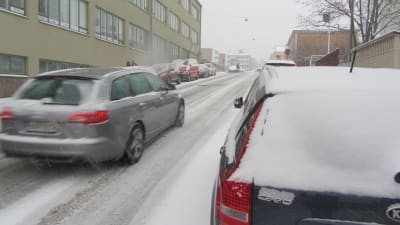 Bil uppför snöhal gata