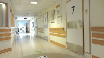 En sjukhuskorridor med många dörrar.