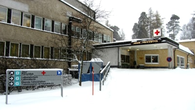 Ett sjukhus med en jourmottagning i ett snöigt vinterlandskap.