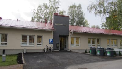 En gul skola i Lojo där de svenska barnen går i skola.