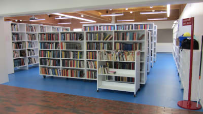 Vuxenböckerna i Ingås nya bibliotek finns där fullmäktige tidigare samlades i kommungården.