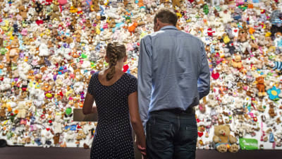 Holländska anhöriga till offren på MH17 vid minnesstund i Nieuwegein på årsdagen av nedskjutningen.