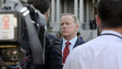 Vita husets pressekreterare Sean Spicer bad om ursäkt för Hitler-uttalande.